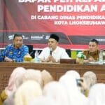Murthalamuddin Murthalamuddin menyampaikan arahan tentang integritas dan amanah jabatan dalam pertemuan pendidikan di Lhokseumawe.