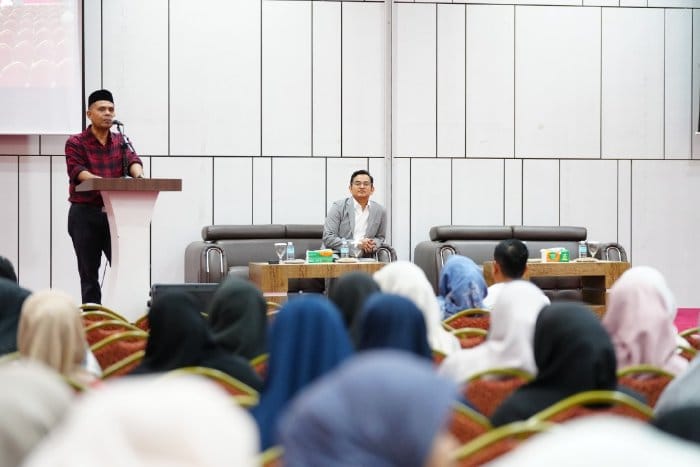 Disdik Aceh, Murthalamuddin menyampaikan arahan tentang kedisiplinan dan integritas aparatur pendidikan pada kegiatan Sharing Season di Dinas Pendidikan Aceh.