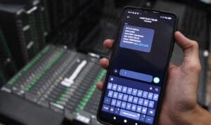 Ilustrasi pinjaman online ilegal yang meresahkan masyarakat dan menjadi perhatian OJK sepanjang 2025