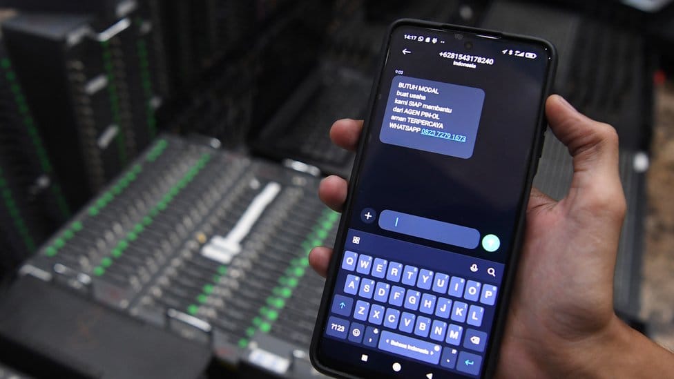 Ilustrasi pinjaman online ilegal yang meresahkan masyarakat dan menjadi perhatian OJK sepanjang 2025