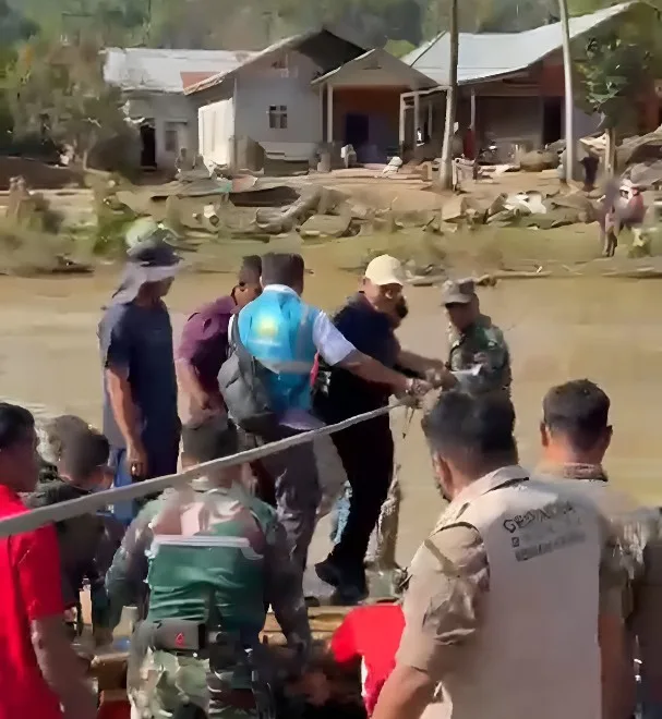 Wakil Gubernur Aceh Fadhlullah Wakil Gubernur (Wagub) Aceh meninjau bencana banjir di Aceh Tengah melalui jalur sungai terisolasi