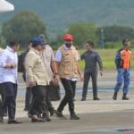 Presiden Prabowo dan Gubernur Muzakir Prabowo dan Muzakir Manaf meninjau lokasi bencana Aceh via helikopter