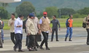 Presiden Prabowo dan Gubernur Muzakir Prabowo dan Muzakir Manaf meninjau lokasi bencana Aceh via helikopter