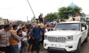 Presiden Prabowo Subianto didampingi Gubernur Aceh Muzakir Foto Presiden Prabowo dan Gubernur Aceh Muzakir Manaf meninjau pembangunan Jembatan Bailey Teupin Mane pascabanjir di Bireuen.