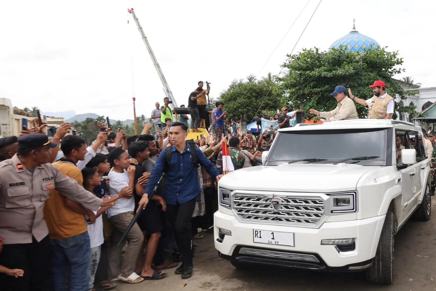 Presiden Prabowo Subianto didampingi Gubernur Aceh Muzakir Foto Presiden Prabowo dan Gubernur Aceh Muzakir Manaf meninjau pembangunan Jembatan Bailey Teupin Mane pascabanjir di Bireuen.