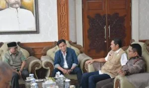 Sekda Aceh menjemput Menko Kumham Yusril Ihza Mahendra di Bandara SIM Aceh Besar. Sekda Aceh menjemput Menko Kumham Yusril Ihza Mahendra di Bandara SIM Aceh Besar.