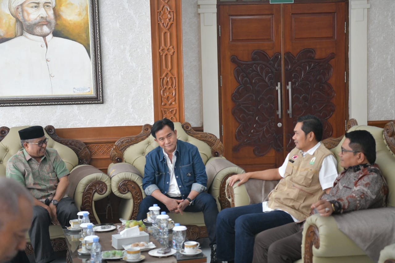 Sekda Aceh menjemput Menko Kumham Yusril Ihza Mahendra di Bandara SIM Aceh Besar. Sekda Aceh menjemput Menko Kumham Yusril Ihza Mahendra di Bandara SIM Aceh Besar.