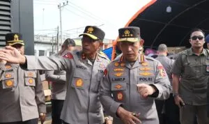 Kapolri Listyo Sigit meninjau posko pengungsian warga terdampak banjir di Aceh Tamiang. Kapolri Listyo Sigit meninjau posko pengungsian warga terdampak banjir di Aceh Tamiang.