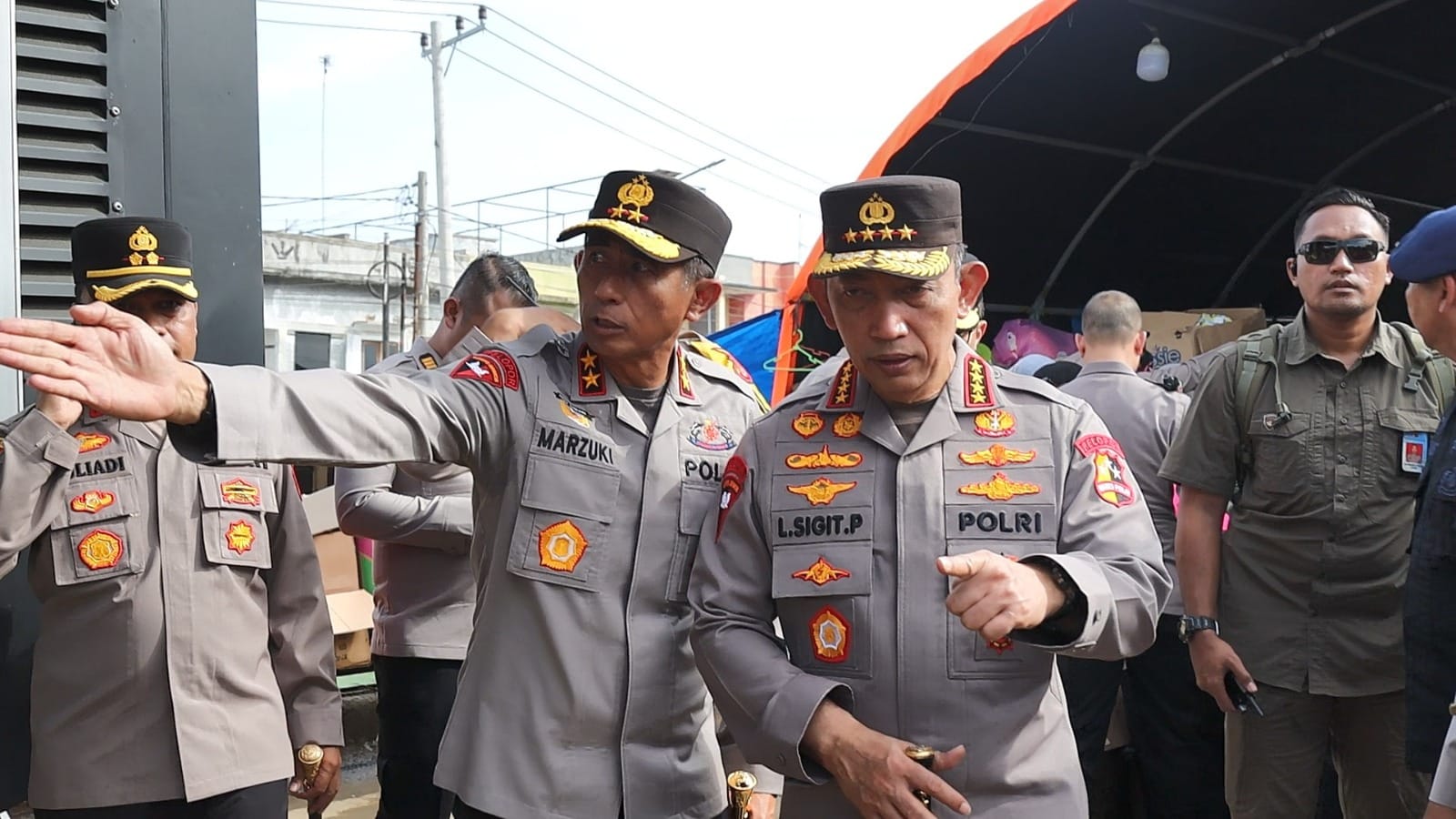 Kapolri Listyo Sigit meninjau posko pengungsian warga terdampak banjir di Aceh Tamiang. Kapolri Listyo Sigit meninjau posko pengungsian warga terdampak banjir di Aceh Tamiang.