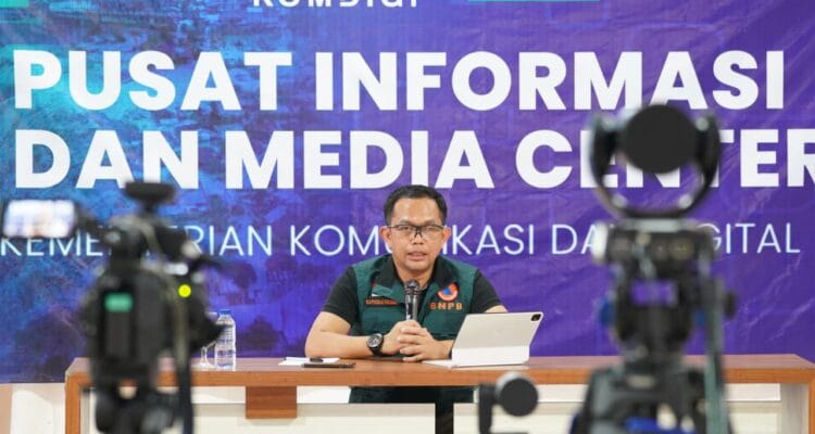 Petugas SAR gabungan melakukan pencarian korban banjir dan longsor di wilayah terdampak bencana hidrometeorologi di Aceh. Petugas SAR gabungan melakukan pencarian korban banjir dan longsor di wilayah terdampak bencana hidrometeorologi di Aceh.