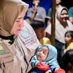 Ketua TP PKK Aceh Marlina Muzakir menyerahkan bantuan banjir Aceh Utara di posko pengungsian Kecamatan Langkahan Ketua TP PKK Aceh Marlina Muzakir menyerahkan bantuan banjir Aceh Utara di posko pengungsian Kecamatan Langkahan