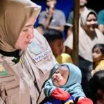 Ketua TP PKK Aceh Marlina Muzakir menyerahkan bantuan banjir Aceh Utara di posko pengungsian Kecamatan Langkahan Ketua TP PKK Aceh Marlina Muzakir menyerahkan bantuan banjir Aceh Utara di posko pengungsian Kecamatan Langkahan