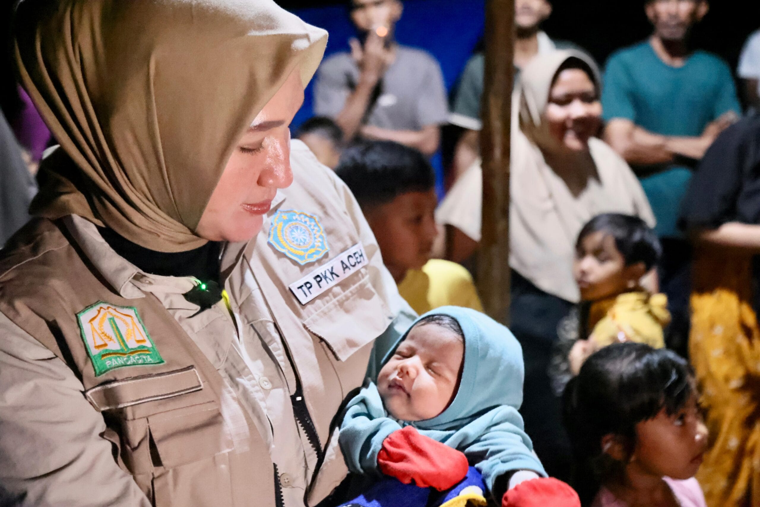 Ketua TP PKK Aceh Marlina Muzakir menyerahkan bantuan banjir Aceh Utara di posko pengungsian Kecamatan Langkahan