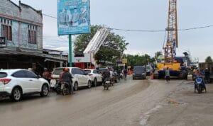 Jembatan darurat Krueng Tingkeum Bireuen yang menghubungkan jalur Banda Aceh–Medan pascabanjir