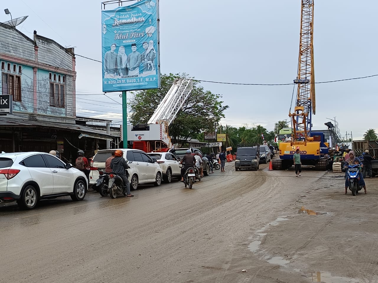 Jembatan darurat Krueng Tingkeum Bireuen yang menghubungkan jalur Banda Aceh–Medan pascabanjir Jembatan darurat Krueng Tingkeum Bireuen yang menghubungkan jalur Banda Aceh–Medan pascabanjir