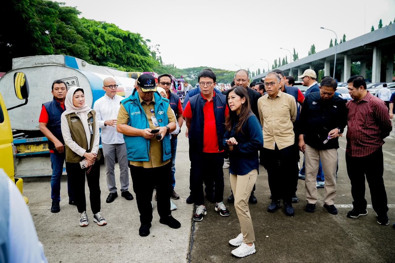 Menkomdigi Meutya Hafid meninjau pemulihan jaringan telekomunikasi dan menyalurkan bantuan pascabanjir di Aceh Tamiang