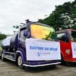 Distribusi bantuan air bersih dan pemulihan jaringan telekomunikasi untuk warga terdampak banjir di Aceh Tamiang.