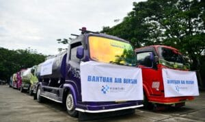 Distribusi bantuan air bersih dan pemulihan jaringan telekomunikasi untuk warga terdampak banjir di Aceh Tamiang.