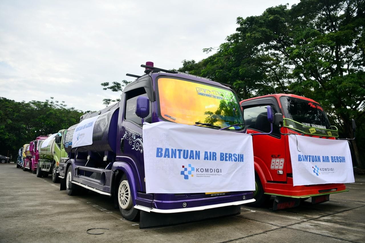 Distribusi bantuan air bersih dan pemulihan jaringan telekomunikasi untuk warga terdampak banjir di Aceh Tamiang.