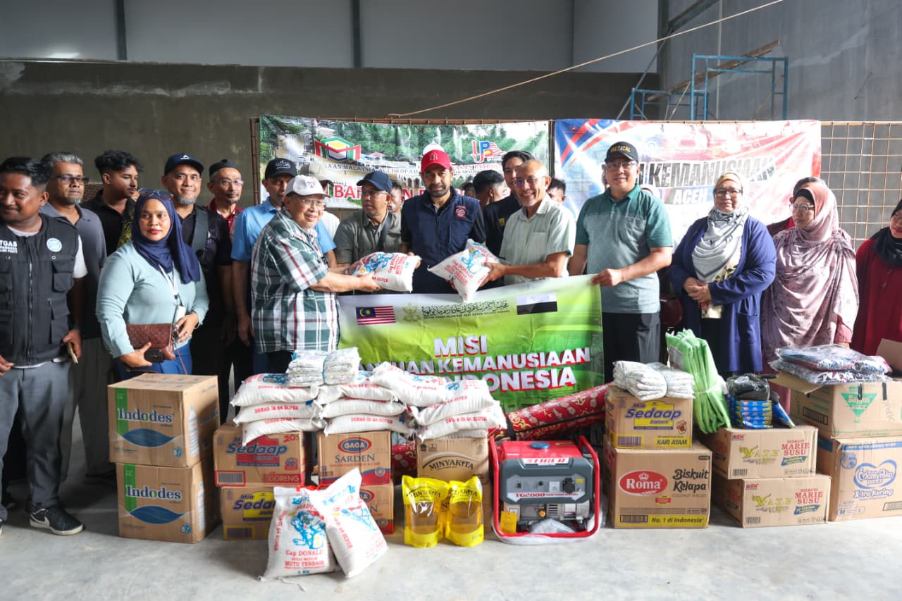 Gubernur Aceh Muzakir Manaf menerima bantuan kemanusiaan dari solidaritas Malaysia untuk Aceh bagi korban banjir dan longsor Aceh Gubernur Aceh Muzakir Manaf menerima bantuan kemanusiaan dari solidaritas Malaysia untuk Aceh bagi korban banjir dan longsor Aceh