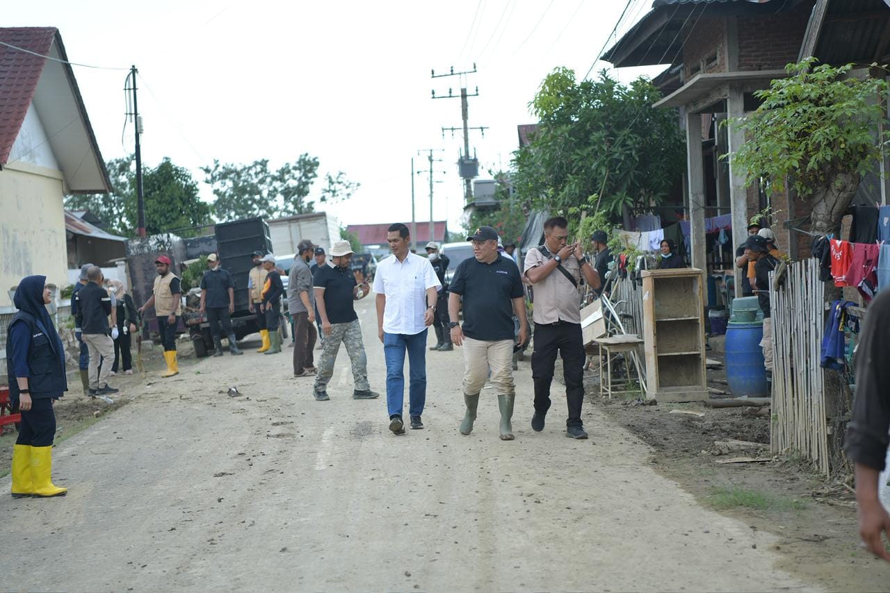 Sekda Aceh M Nasir meninjau banjir Pidie Jaya bersama ASN Relawan Pemerintah Aceh Sekda Aceh M Nasir meninjau banjir Pidie Jaya bersama ASN Relawan Pemerintah Aceh