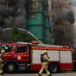 kebakaran besar menghanguskansejumlah blok apartemen dikomplekspermukiman di hong kong Menlu