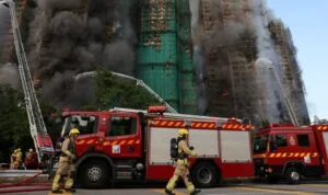 kebakaran besar menghanguskansejumlah blok apartemen dikomplekspermukiman di hong kong Menlu