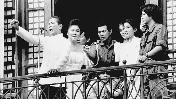 Foto: AP/Alberto Marquez FILE - Ferdinand Marcos, with his wife Imelda at his side and Ferdinand Marcos Jr., far right, gestures strongly from the balcony of Malacanang Palace on Feb. 25, 1986 in Manila, just after taking the oath of office as president of the Philippines. Marcos Jr., son of the late dictator and his running mate Sara, who is the daughter of the outgoing President Rodrigo Duterte, are leading pre-election surveys despite his family's history. (AP Photo/Bullit Marquez, File)