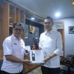 Penyerahan telepon satelit oleh Diskominsa Aceh kepada Sekda Aceh untuk mendukung komunikasi darurat bencana. Penyerahan telepon satelit oleh Diskominsa Aceh kepada Sekda Aceh untuk mendukung komunikasi darurat bencana.