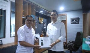 Penyerahan telepon satelit oleh Diskominsa Aceh kepada Sekda Aceh untuk mendukung komunikasi darurat bencana.