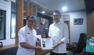 Penyerahan telepon satelit oleh Diskominsa Aceh kepada Sekda Aceh untuk mendukung komunikasi darurat bencana. Penyerahan telepon satelit oleh Diskominsa Aceh kepada Sekda Aceh untuk mendukung komunikasi darurat bencana.