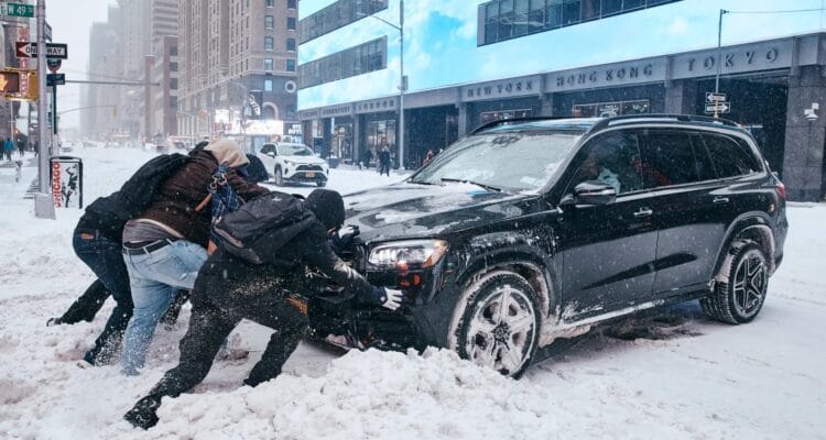 Badai musim dingin AS Badai musim dingin AS sebabkan salju tebal dan korban jiwa