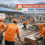 Relawan ASN Pemerintah Aceh membersihkan sekolah terdampak banjir di Aceh Tamiang pada masa pemulihan pascabencana.