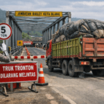 Petugas mengatur lalu lintas truk di Jembatan Bailey Kuta Blang Aceh