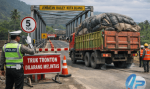 Petugas mengatur lalu lintas truk di Jembatan Bailey Kuta Blang Aceh Petugas mengatur lalu lintas truk di Jembatan Bailey Kuta Blang Aceh
