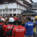 Relawan bencana Aceh mengikuti koordinasi tanggap darurat BPBA di Posko Pemerintah Aceh