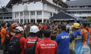 Relawan bencana Aceh mengikuti koordinasi tanggap darurat BPBA di Posko Pemerintah Aceh
