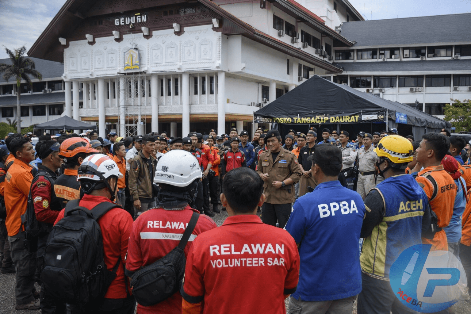 Relawan bencana Aceh mengikuti koordinasi tanggap darurat BPBA di Posko Pemerintah Aceh