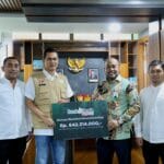 Penyerahan bantuan Bank Aceh Peduli senilai Rp642 juta untuk penanganan bencana hidrometeorologi dan pemulihan pascabencana di Aceh.