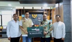 Penyerahan bantuan Bank Aceh Peduli senilai Rp642 juta untuk penanganan bencana hidrometeorologi dan pemulihan pascabencana di Aceh. Penyerahan bantuan Bank Aceh Peduli senilai Rp642 juta untuk penanganan bencana hidrometeorologi dan pemulihan pascabencana di Aceh.