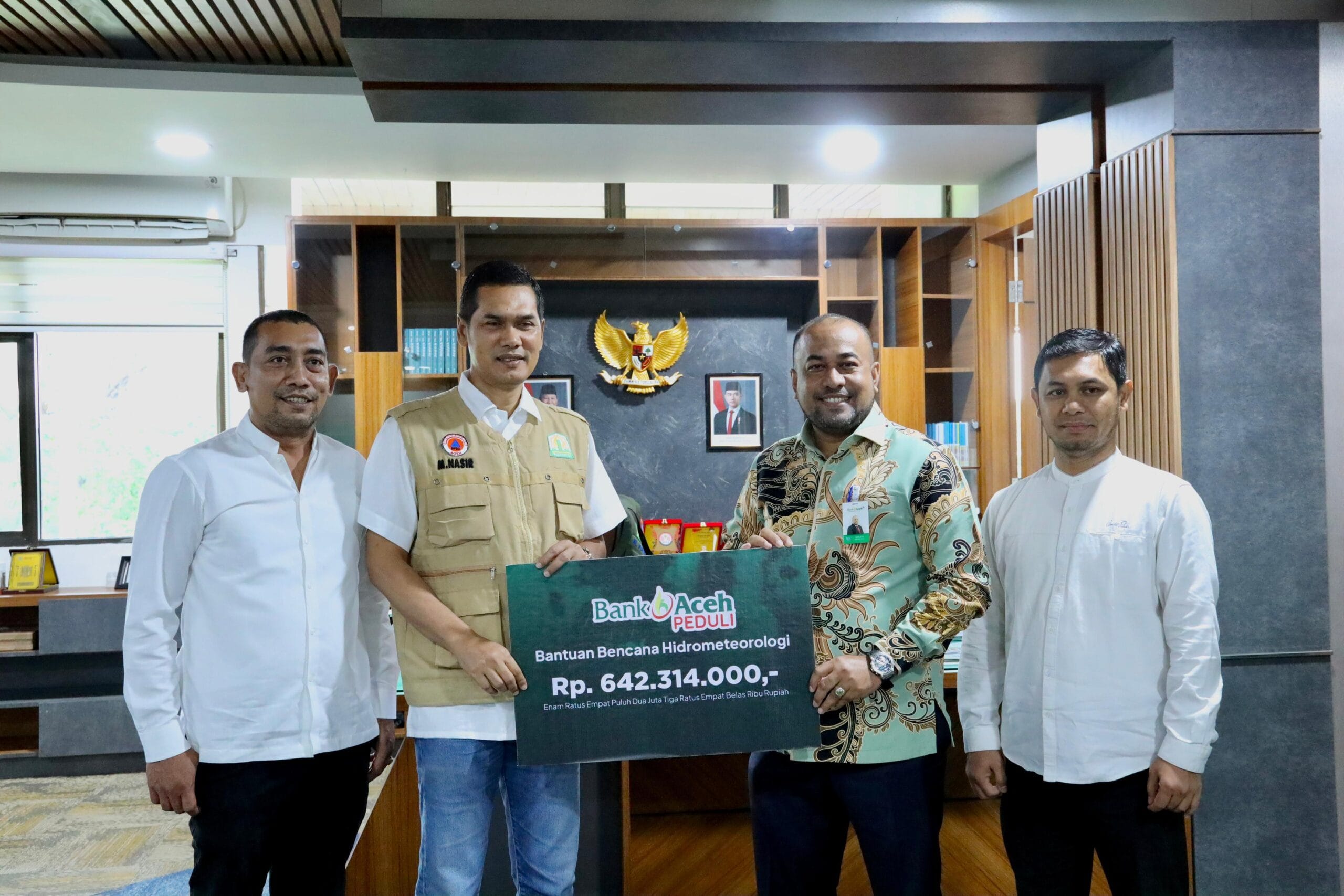 Penyerahan bantuan Bank Aceh Peduli senilai Rp642 juta untuk penanganan bencana hidrometeorologi dan pemulihan pascabencana di Aceh.