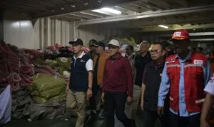 Wakil Gubernur Aceh menerima bantuan kemanusiaan PMI berupa beras dan logistik di Pelabuhan Krueng Geukuh Aceh Utara.