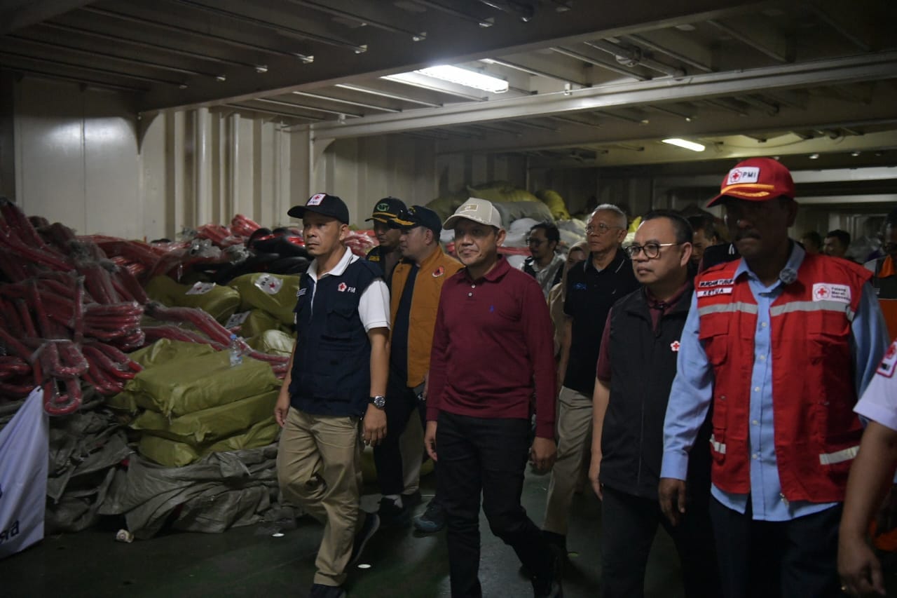 Wakil Gubernur Aceh menerima bantuan kemanusiaan PMI berupa beras dan logistik di Pelabuhan Krueng Geukuh Aceh Utara.