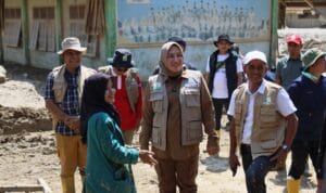 Bunda Guru Aceh Apresiasi Guru Pascabencana Membersihkan Sekolah.