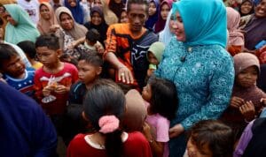 Ketua TP PKK Aceh melakukan trauma healing anak pengungsi banjir Aceh Utara melalui kegiatan Peulale Aneuk Miet