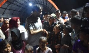 Gubernur Aceh meninjau pengungsian korban banjir di Sawang Aceh Utara