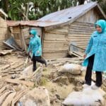 TP PKK Aceh dan TP PKK Pusat menyalurkan bantuan korban bencana Aceh di Gampong Sah Raja, Aceh Timur