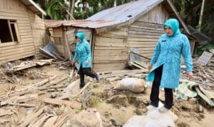 TP PKK Aceh dan TP PKK Pusat menyalurkan bantuan korban bencana Aceh di Gampong Sah Raja, Aceh Timur