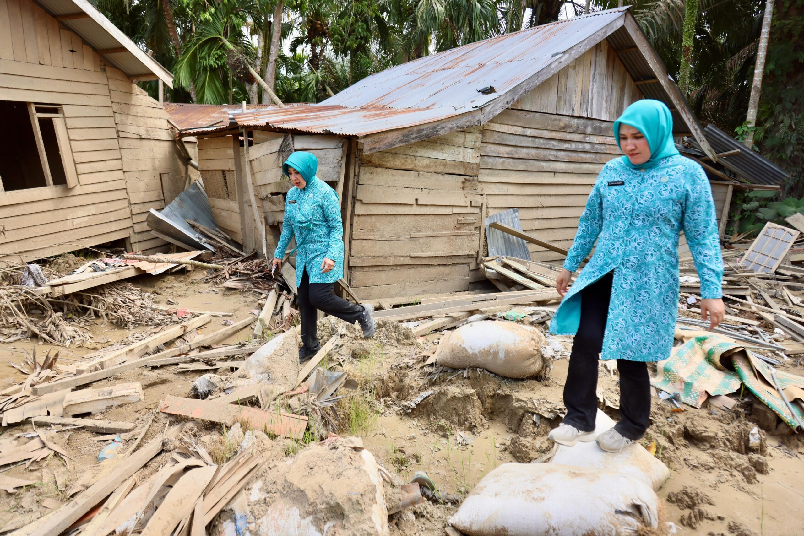TP PKK Aceh dan TP PKK Pusat menyalurkan bantuan korban bencana Aceh di Gampong Sah Raja, Aceh Timur