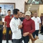 Pejabat menyerahkan bantuan kemanusiaan untuk korban banjir dan longsor di Aceh